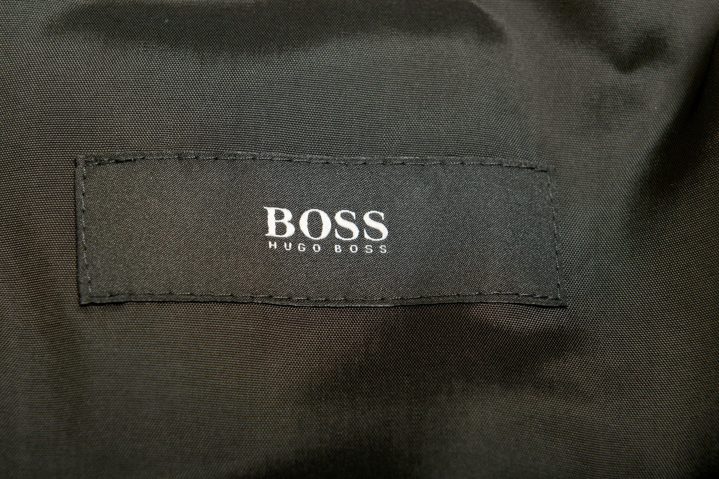 Hugo Boss Men's "Huge4/Genius3" Plaid 100% Wool Two Button Suit US 44L IT 54L
